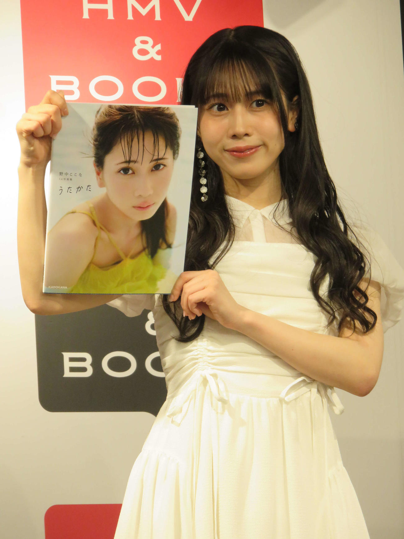 1st写真集「うたかた」の発売記念イベントを行った野中ここな