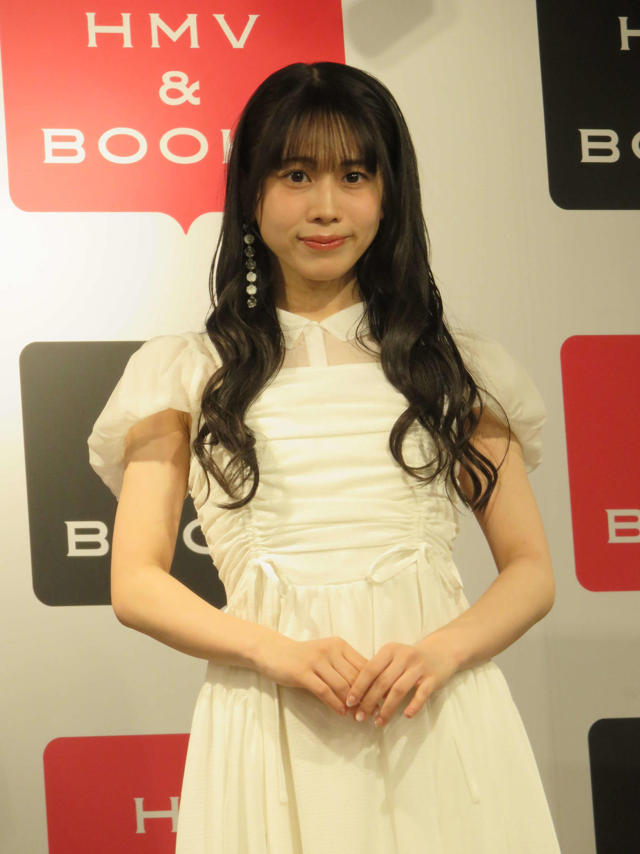 1st写真集「うたかた」の発売記念イベントを行った野中ここな