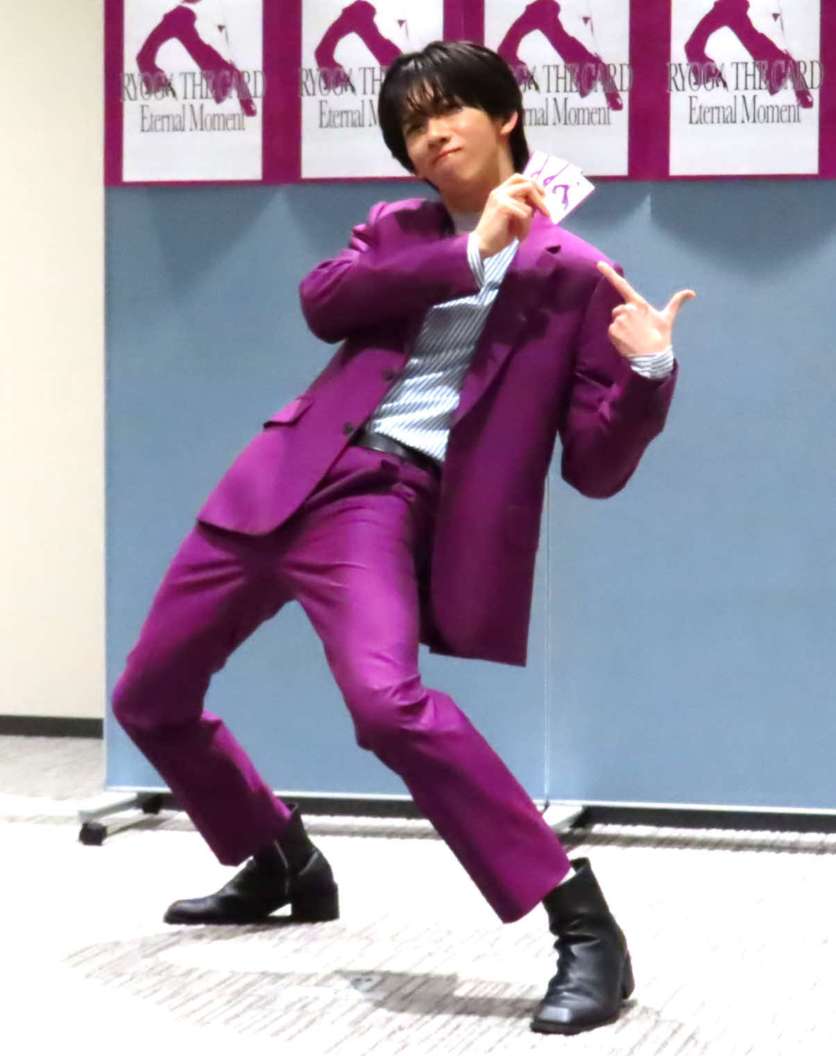 足長ポーズを披露するリョウガ