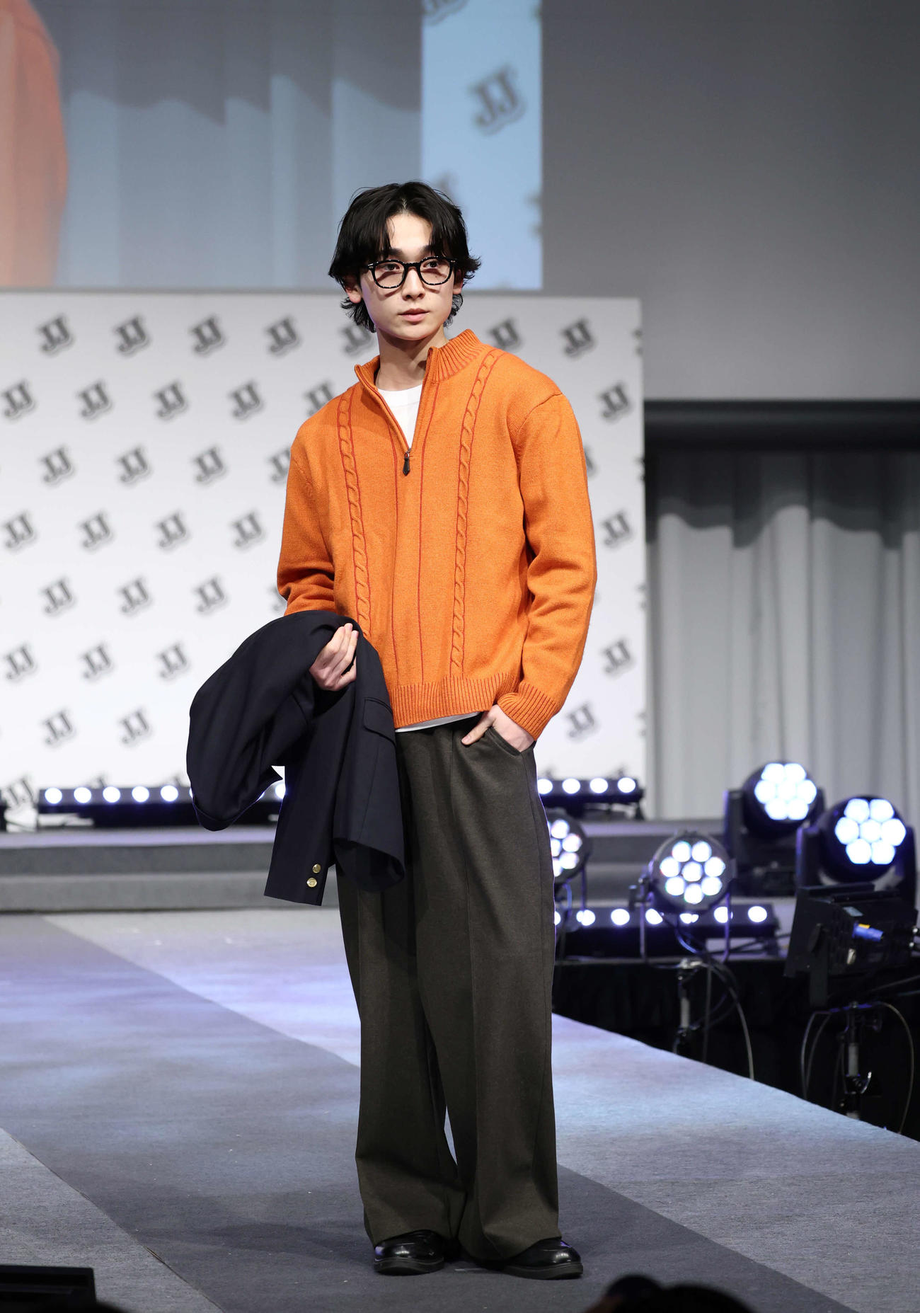 ファイナリストお披露目イベントでデート服で登場する敗者復活1位の青柳貴翔（撮影・増田悦実）