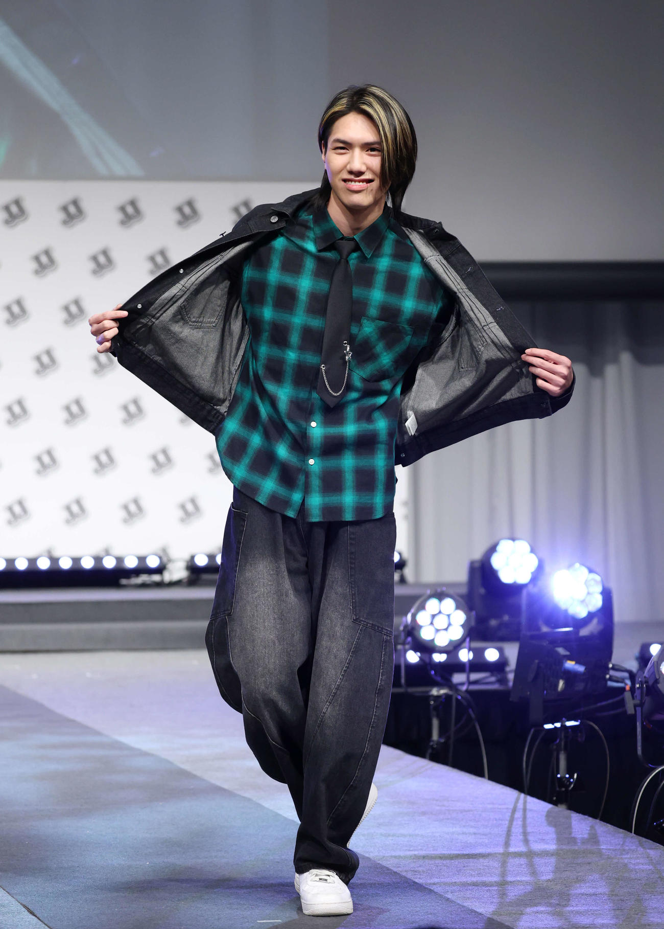 ファイナリストお披露目イベントでデート服で登場する櫻井嵩也（撮影・増田悦実）