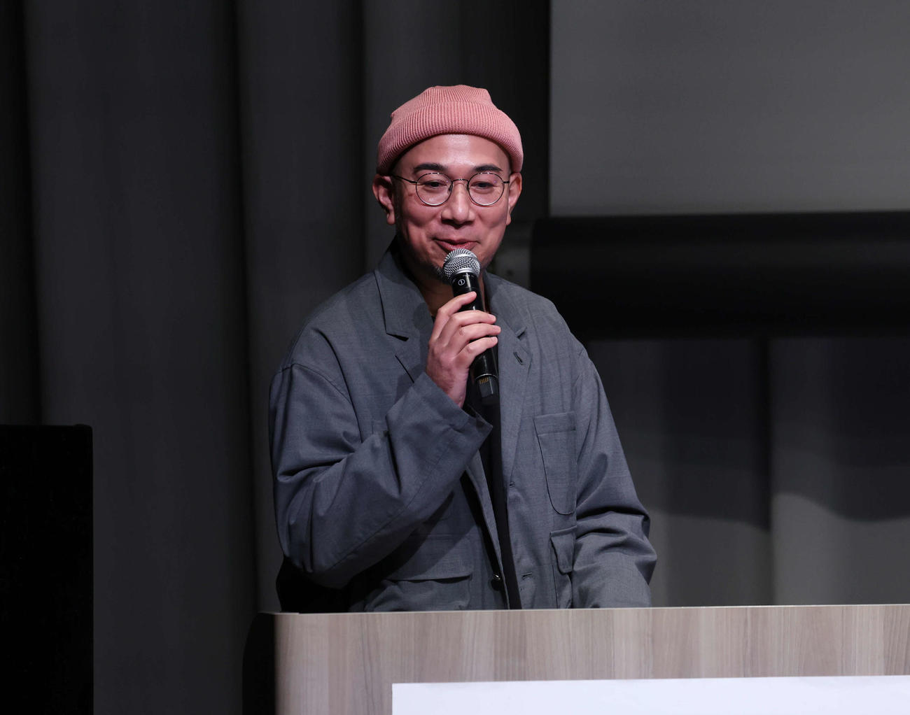 ファイナリストお披露目イベントでMCを務めるグローバー（撮影・増田悦実）