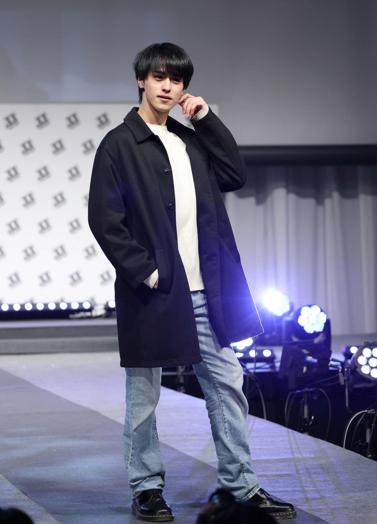 ファイナリストお披露目イベントでデート服で登場する桜井晃（撮影・増田悦実）