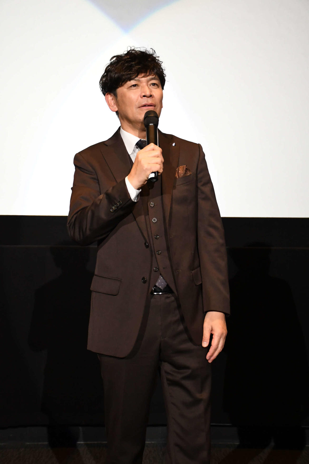 オリックスを追いかける自分を描いた映画の舞台あいさつに登壇したますだおかだの岡田圭右（撮影・阪口孝志）