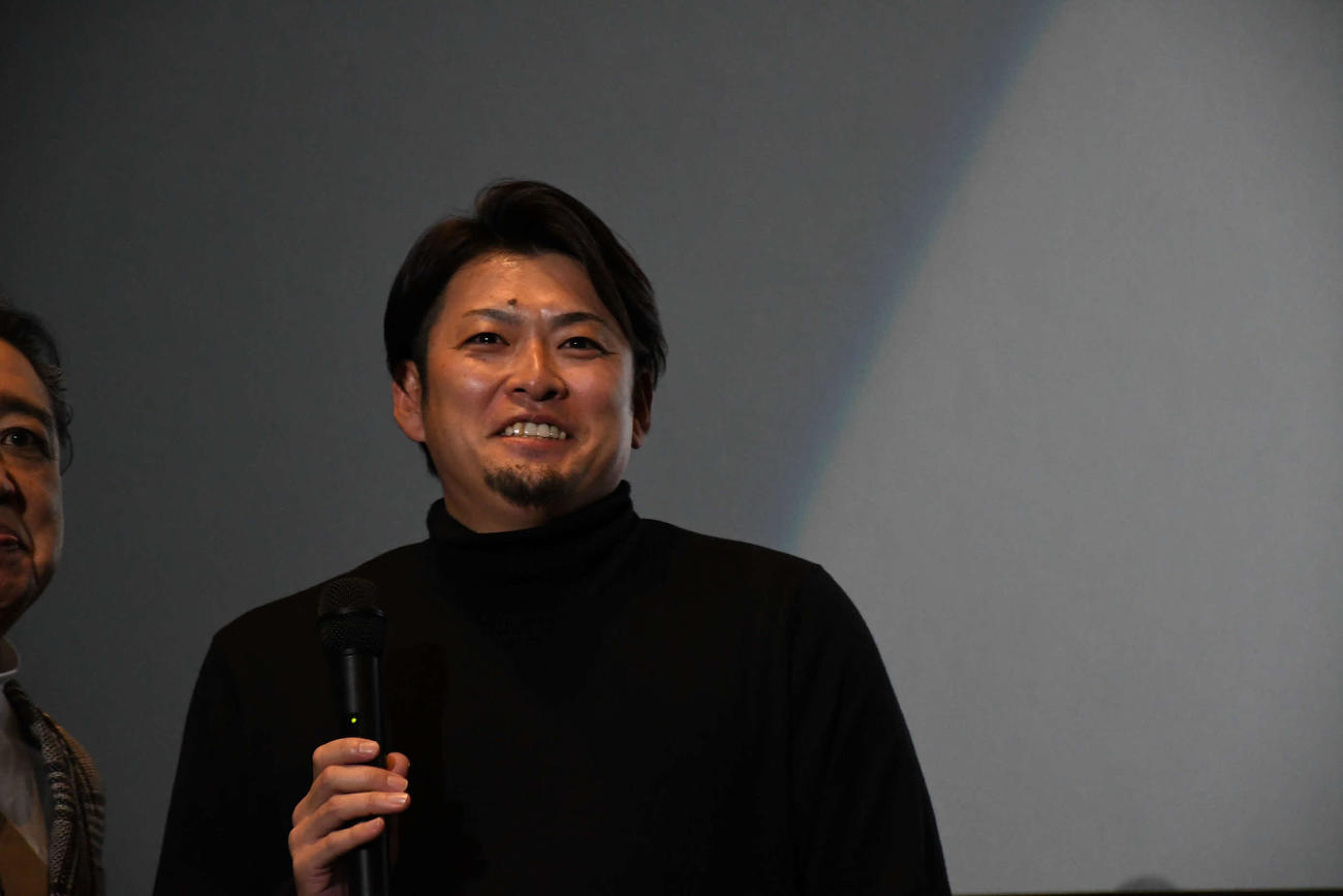 オリックスを追いかける、ますだおかだの岡田圭右を描いた映画の舞台あいさつに登壇した海田智行氏（撮影・阪口孝志）