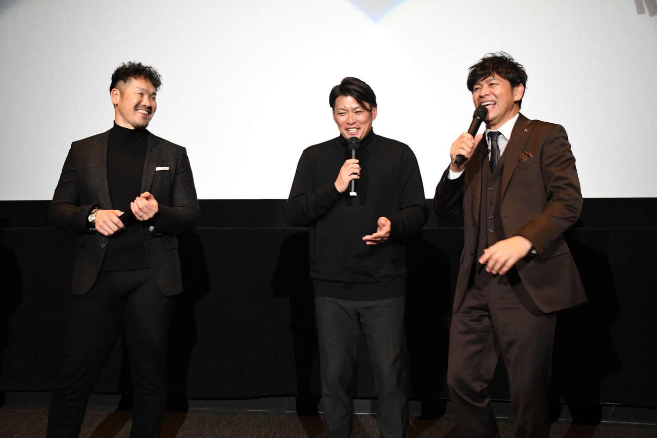 オリックスを追いかける、ますだおかだの岡田圭右を描いた映画の舞台あいさつに登壇した、左から、T－岡田氏、海田智行氏、岡田圭右（撮影・阪口孝志）