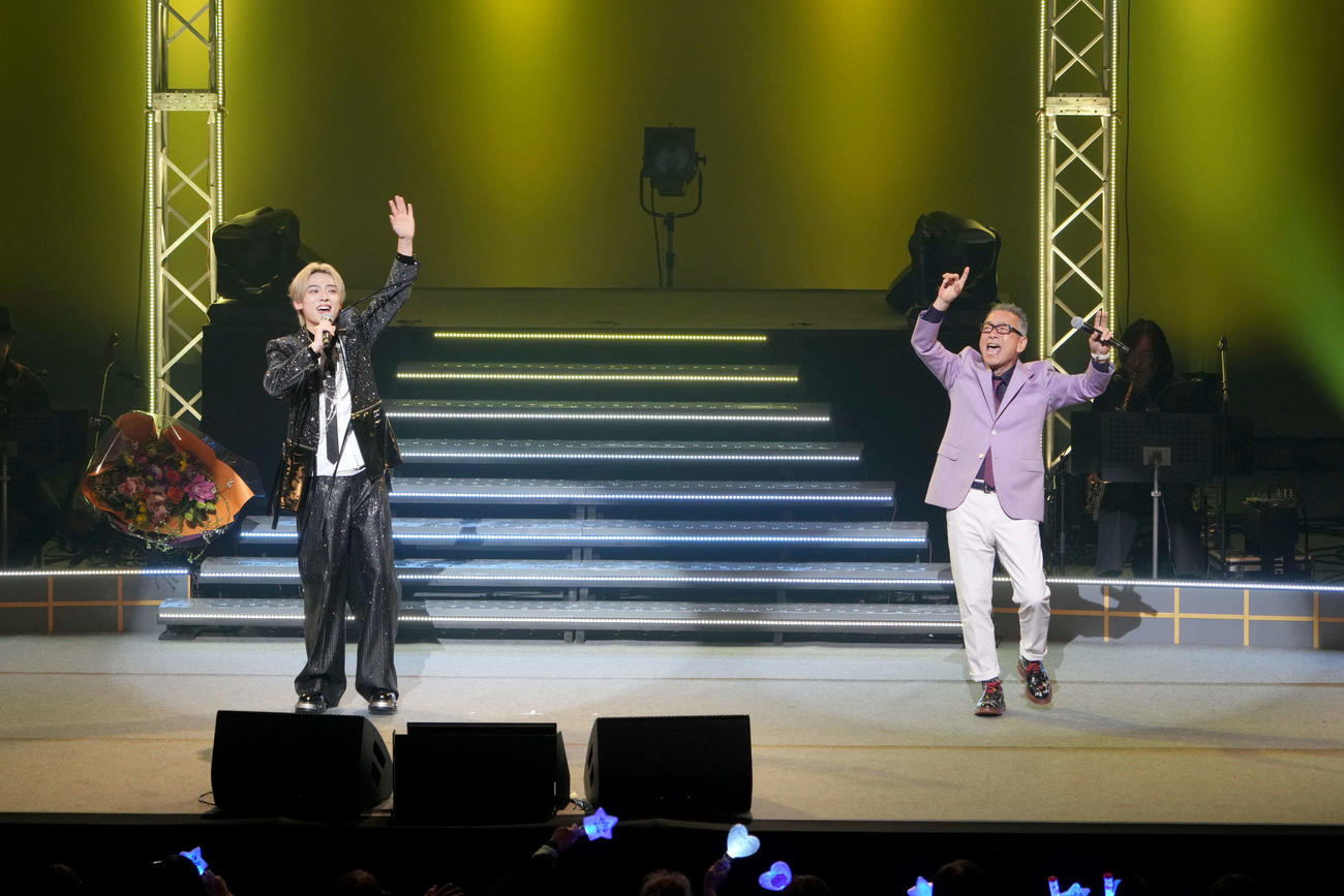 地元大阪でデビューデーコンサートを開催した辰巳ゆうと(左)とゲスト出演した円広志