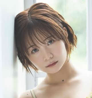 グラドル真奈、ピンクキャミソール写真公開　ひざ抱えショットで美谷間披露