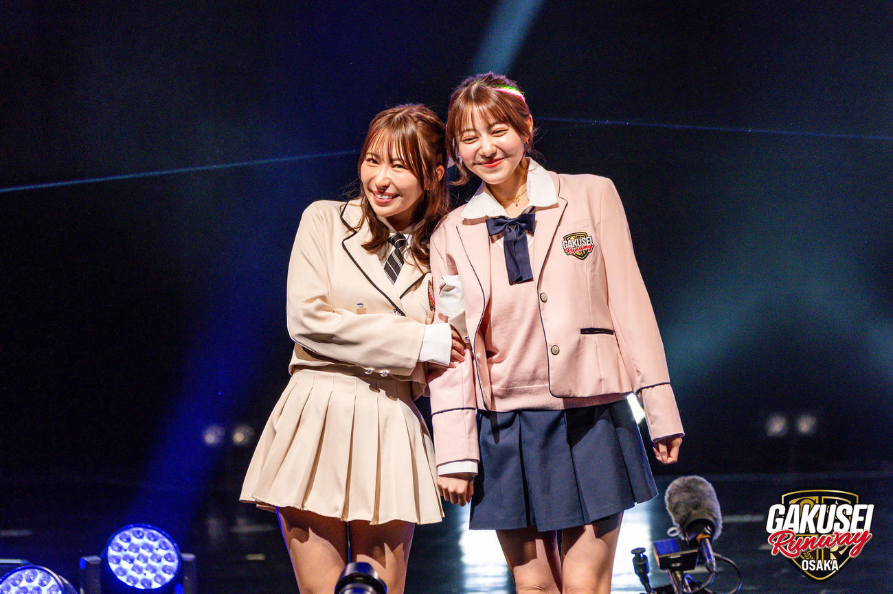 「GAKUSEI RUNWAY 2025 WINTE」にゲスト出演した平井こと（左）と高橋かの