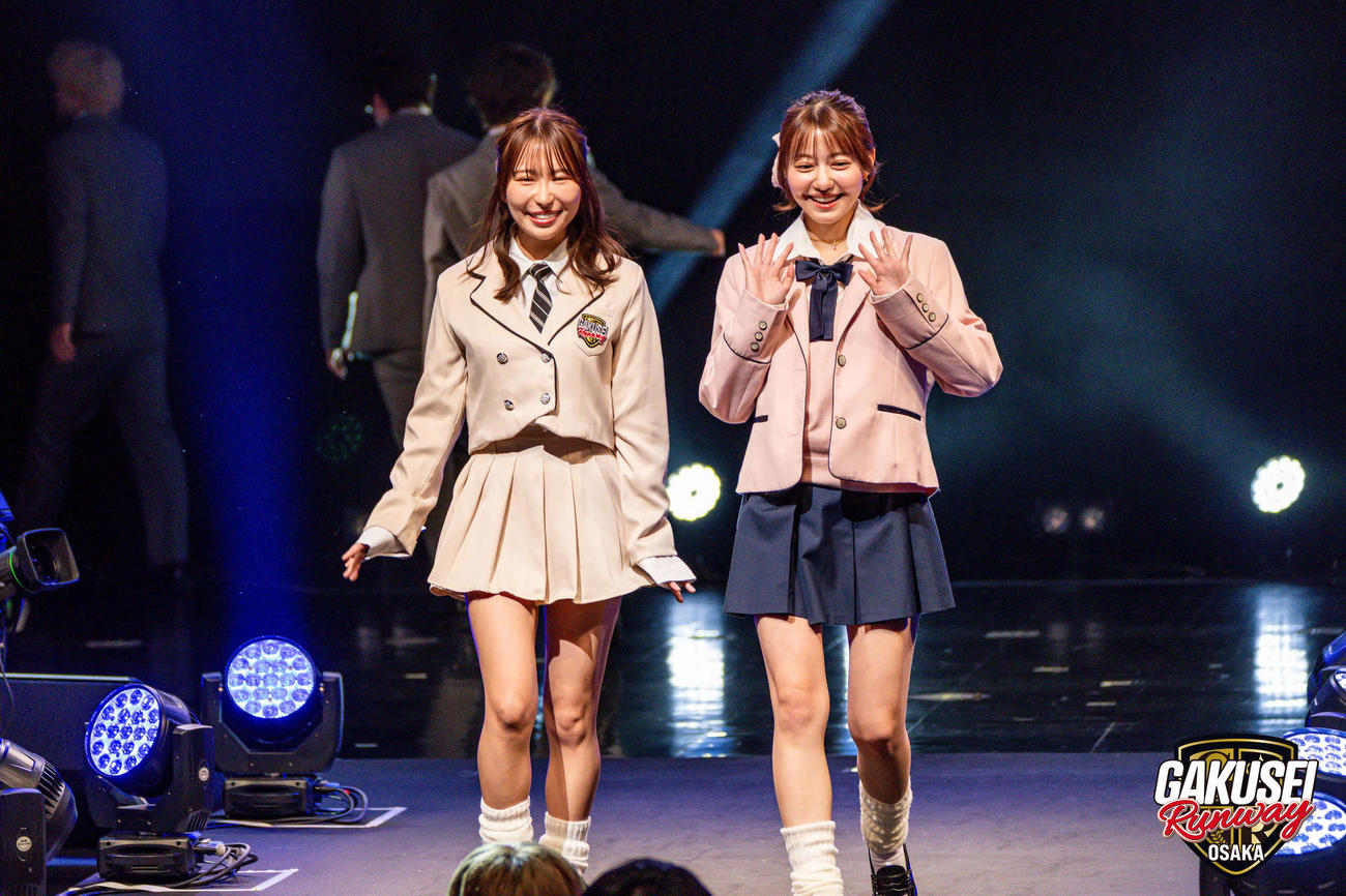 「GAKUSEI RUNWAY 2025 WINTE」にゲスト出演した平井こと（左）と高橋かの