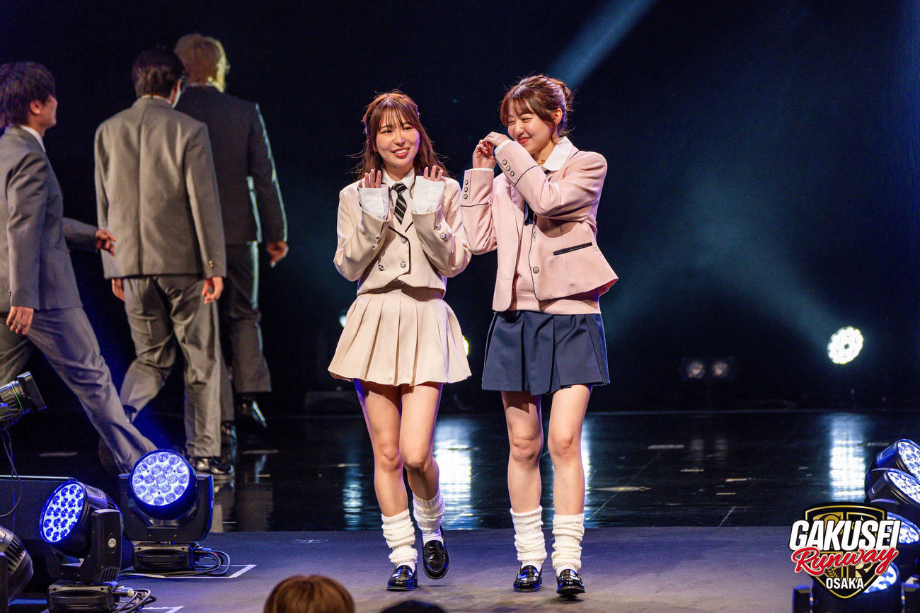 「GAKUSEI RUNWAY 2025 WINTE」にゲスト出演した平井こと（左）と高橋かの