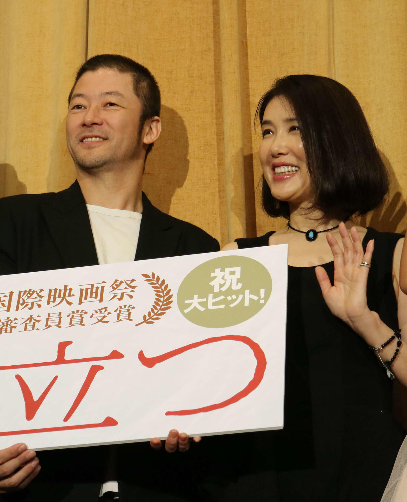 映画「淵に立つ」の初日舞台あいさつに出席した浅野忠信（左）と筒井真理子（2016年10月撮影）