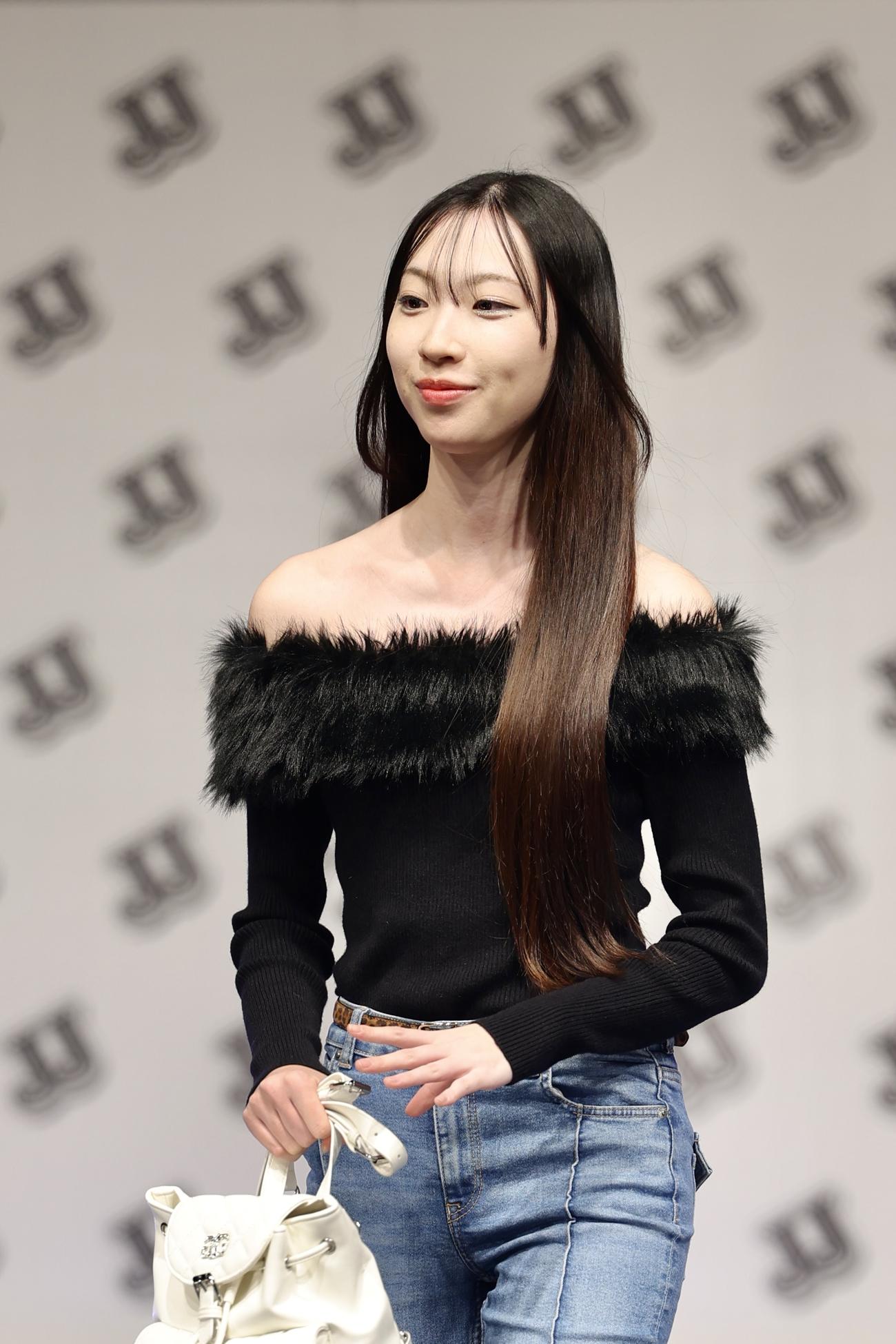 ランウェイを歩く野口美優（撮影・河田真司）