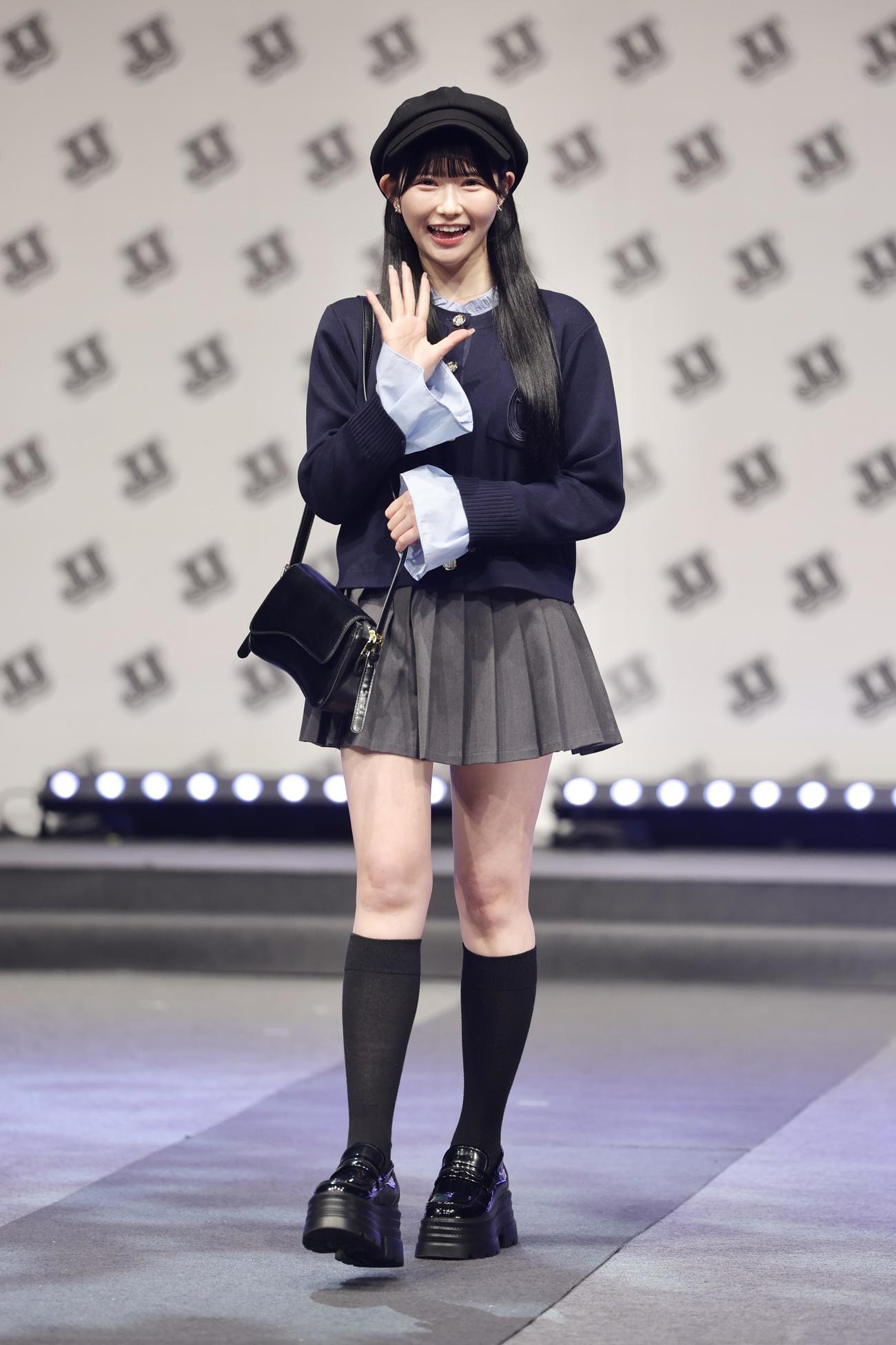 ランウェイを歩く百田彩夏（撮影・河田真司）