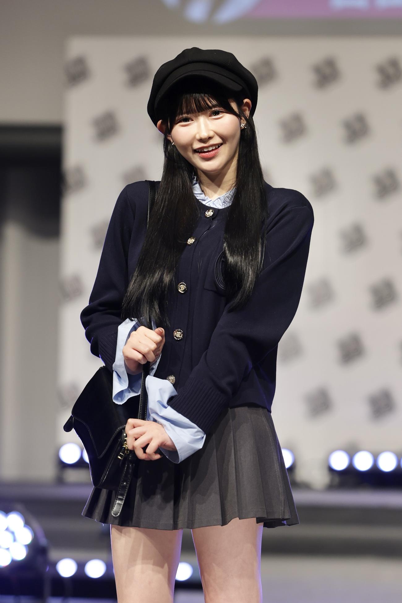ランウェイでポーズを決める百田彩夏（撮影・河田真司）