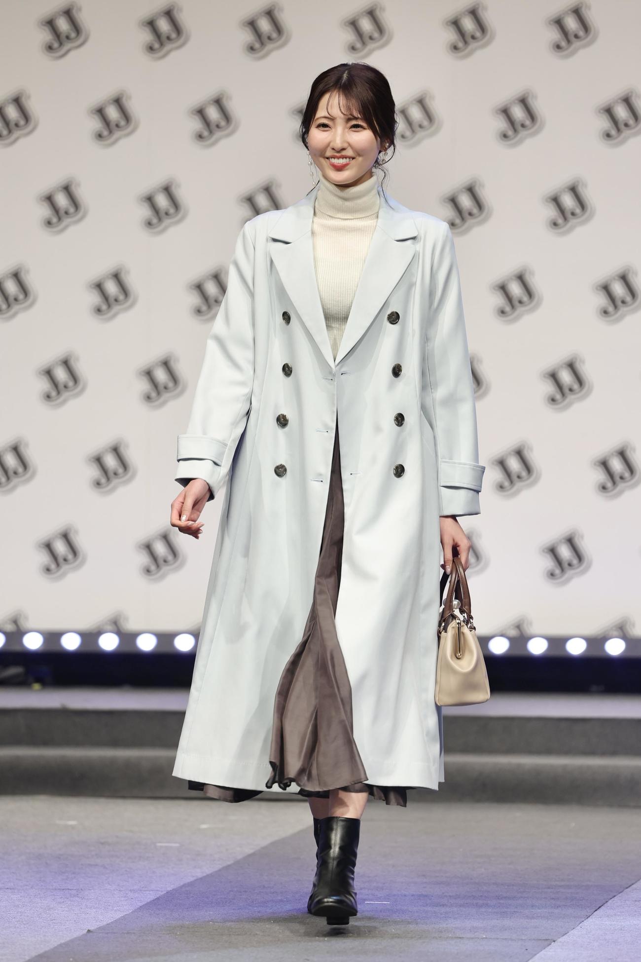 ランウェイを歩く山下七子（撮影・河田真司）