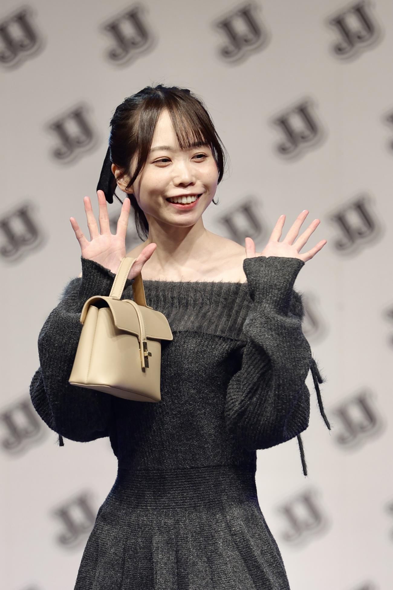 ランウェイを歩く山本真由夏（撮影・河田真司）
