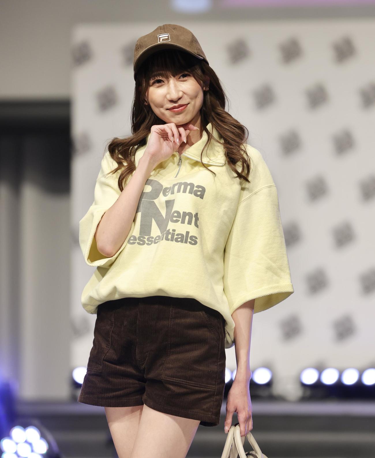 ランウェイでポーズを決める三ツ矢真歩（撮影・河田真司）