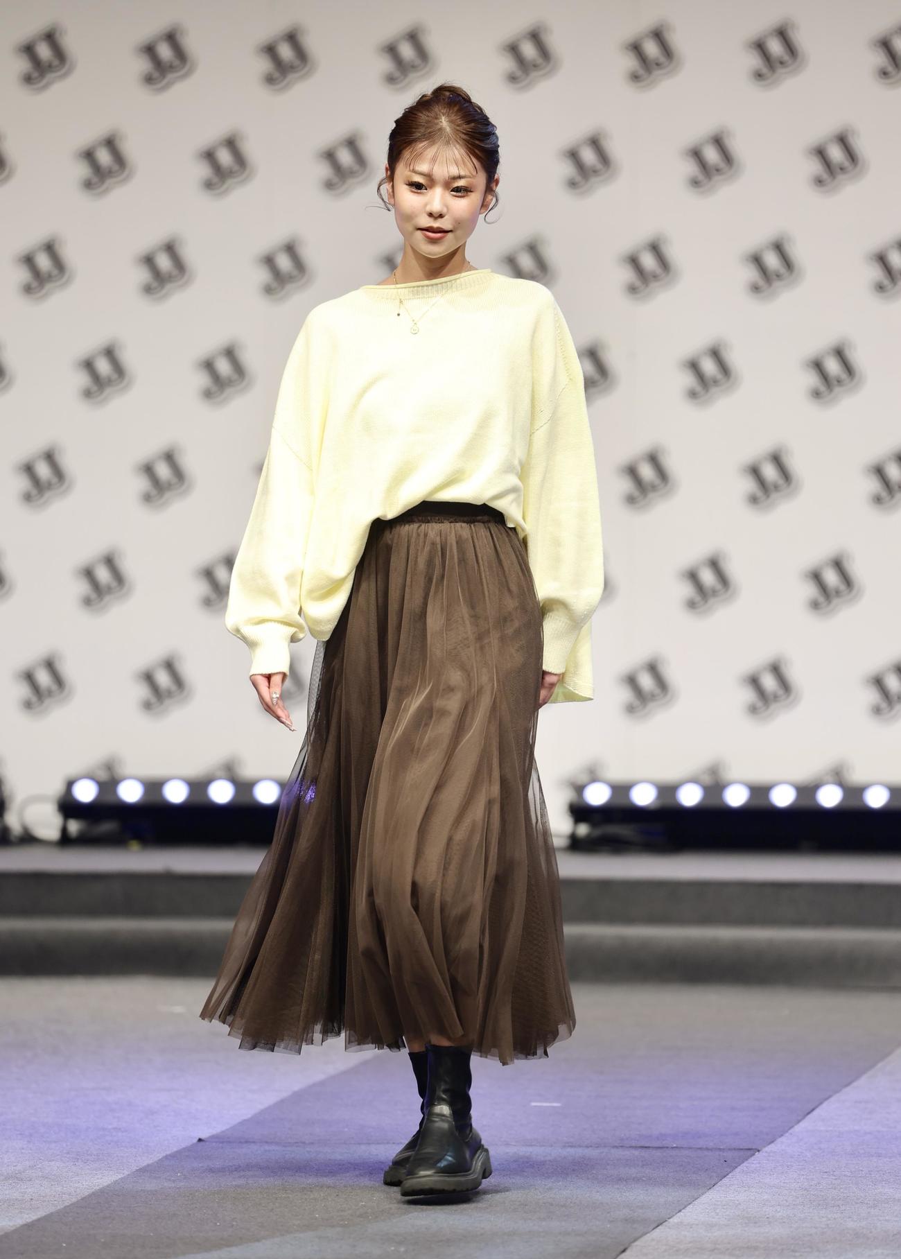 ランウェイでポーズを決める新垣莉那（撮影・河田真司）