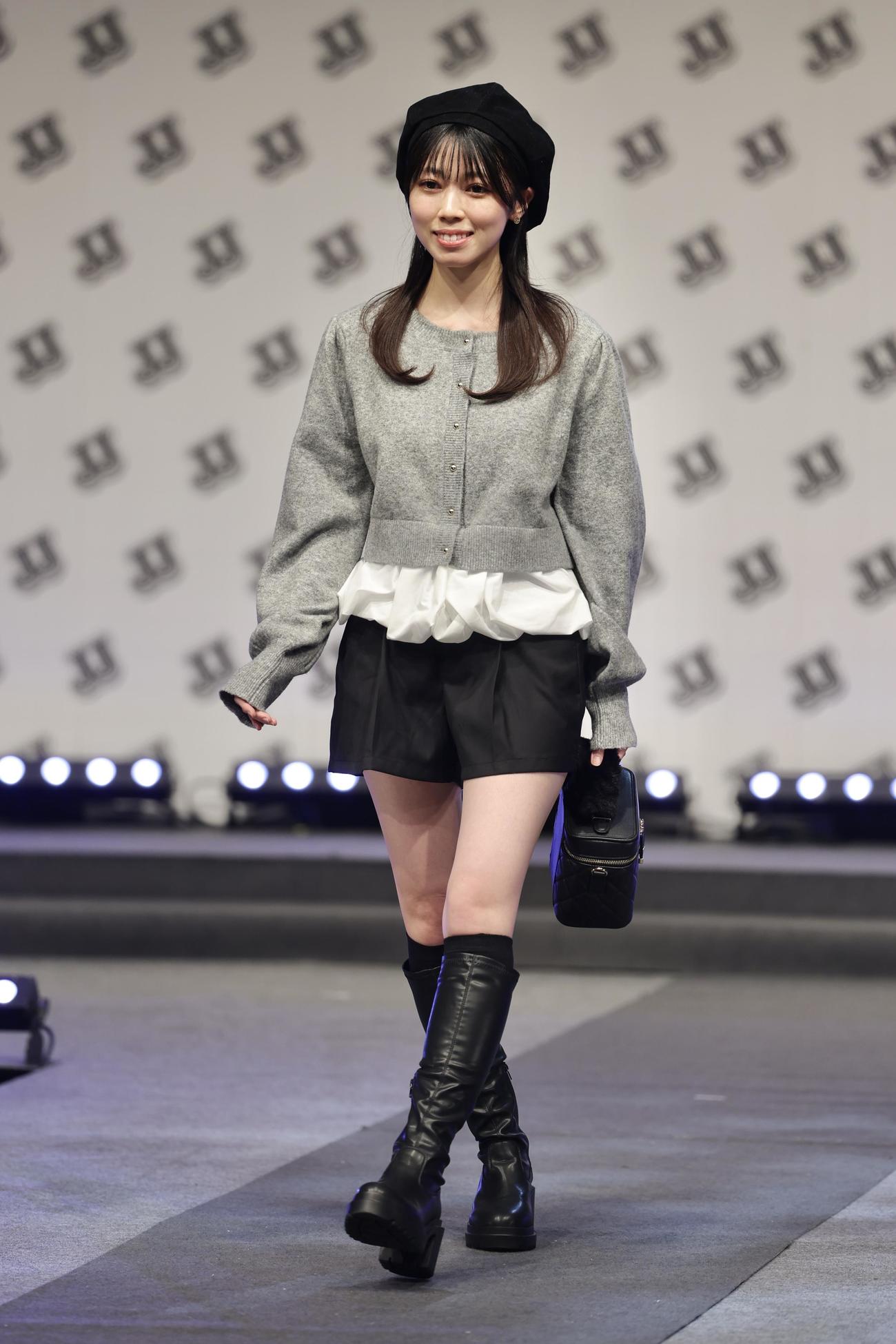 ランウェイでポーズを歩く早坂萌香（撮影・河田真司）