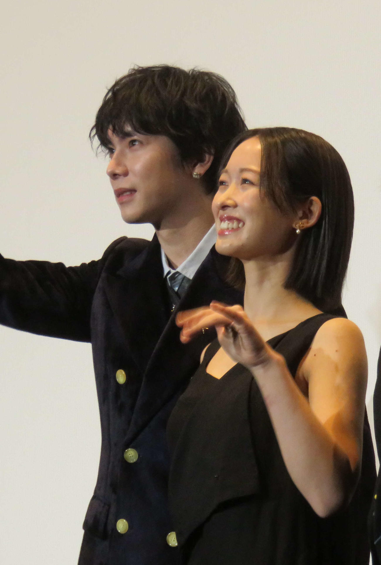 映画「ザ・カース」の公開記念舞台あいさつに登壇した海津雪乃（右）とYU