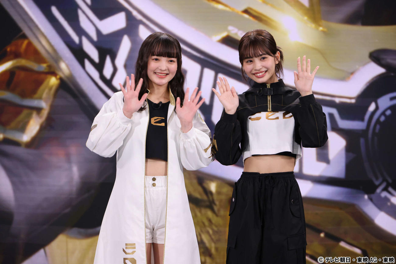 「超宇宙刑事ギャバンインフィニティ」に出演する角心菜（左）、谷田ラナ
