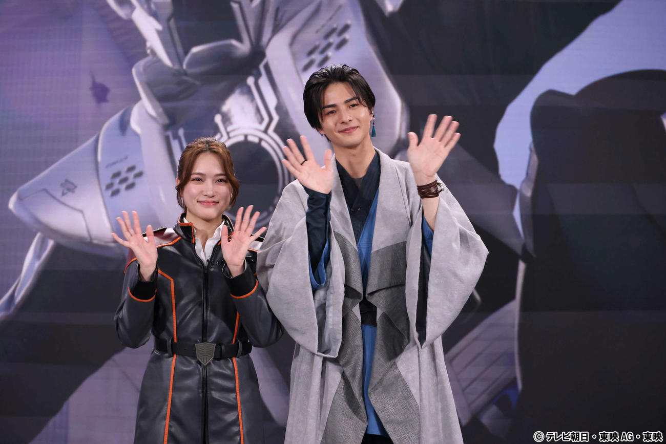 「超宇宙刑事ギャバンインフィニティ」に出演する入山杏奈（左）、赤羽流河