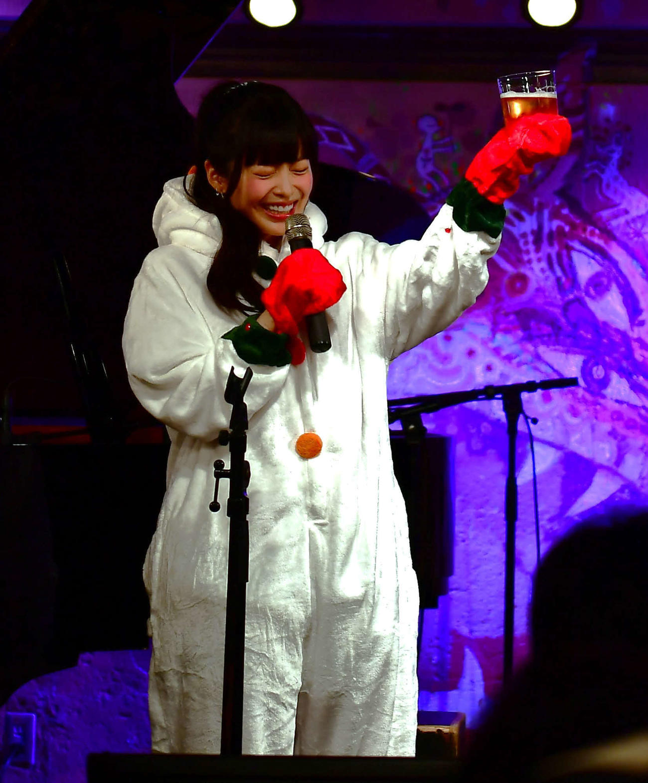 ファンミーティングでビールで乾杯した花耶（撮影・松尾幸之介）
