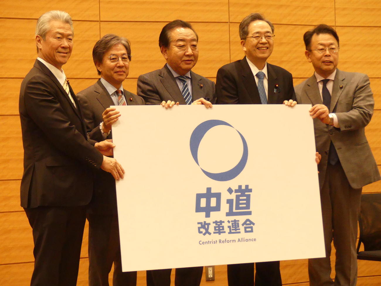 新党「中道改革連合」の名称を発表する、左から立憲民主党の馬淵澄夫代表代行、安住淳幹事長、野田佳彦代表、公明党の斉藤鉄夫代表、西田実仁幹事長（1月16日撮影）