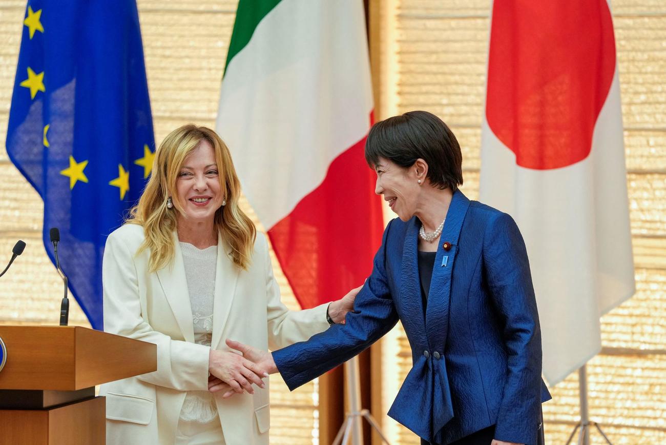 日伊首脳会談後の会見でイタリアのメローニ首相と握手を交わす高市早苗首相（ロイター）