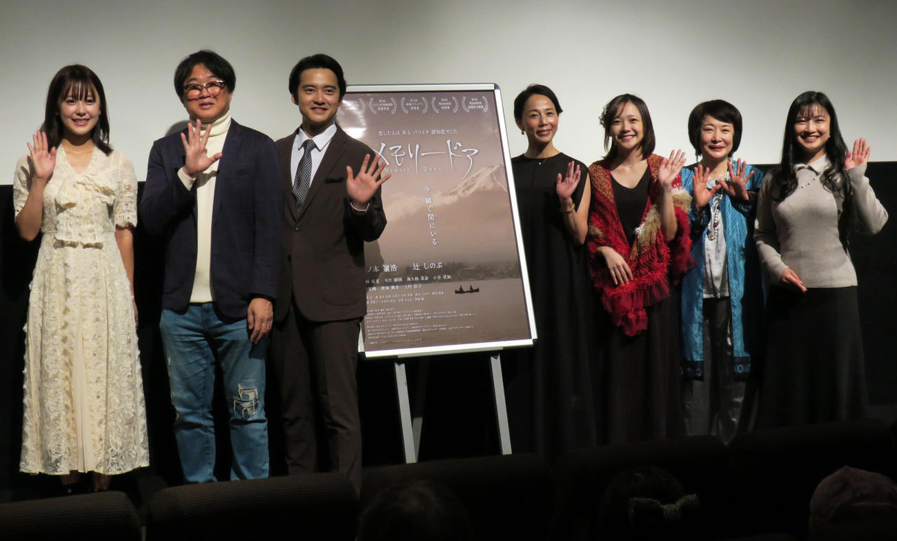 映画「メモリードア」公開記念舞台あいさつで。左からアンバサダーの古川杏、加藤悦生監督、木ノ本嶺浩、辻しのぶ、小林萌夏、南久松真奈、碧海舞音