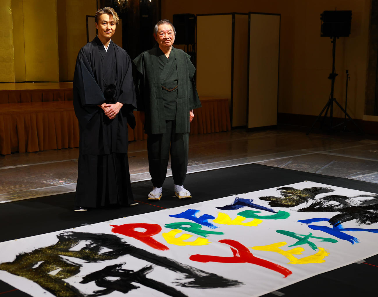 「LDH PERFECT YEAR 2026」開幕記者会見で、SYOINGアーティストの吉川壽一氏（右）と書き初めを披露したEXILEのTAKAHIRO（撮影・野上伸悟）