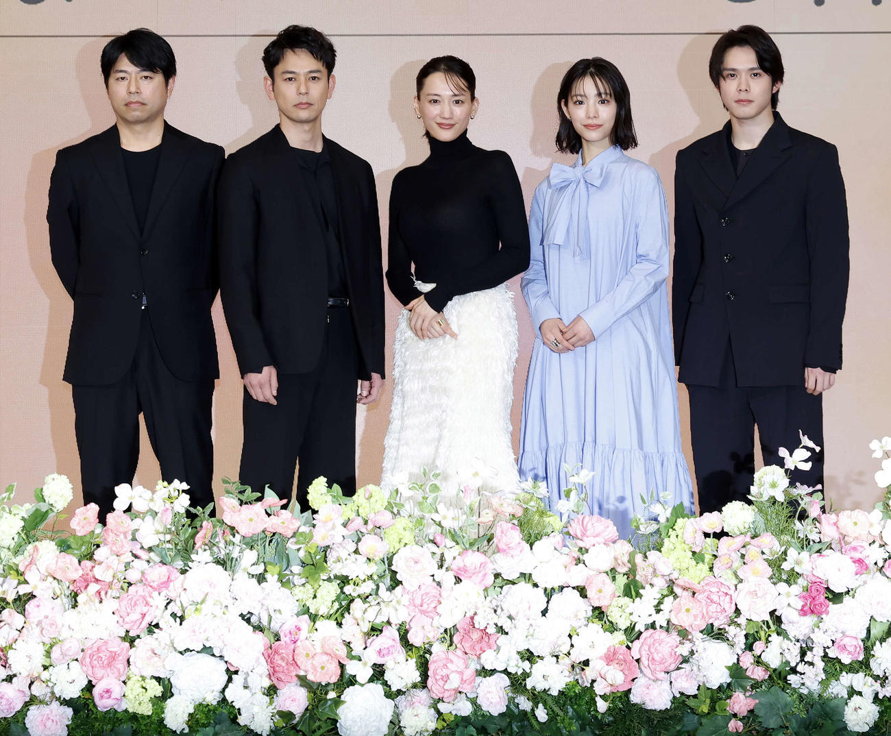 映画「人はなぜラブレターを書くのか」完成報告会でフォトセッションを行う登壇者、左から石井裕也監督、妻夫木聡、綾瀬はるか、當真あみ、細田佳央太（撮影・山本朝陽）