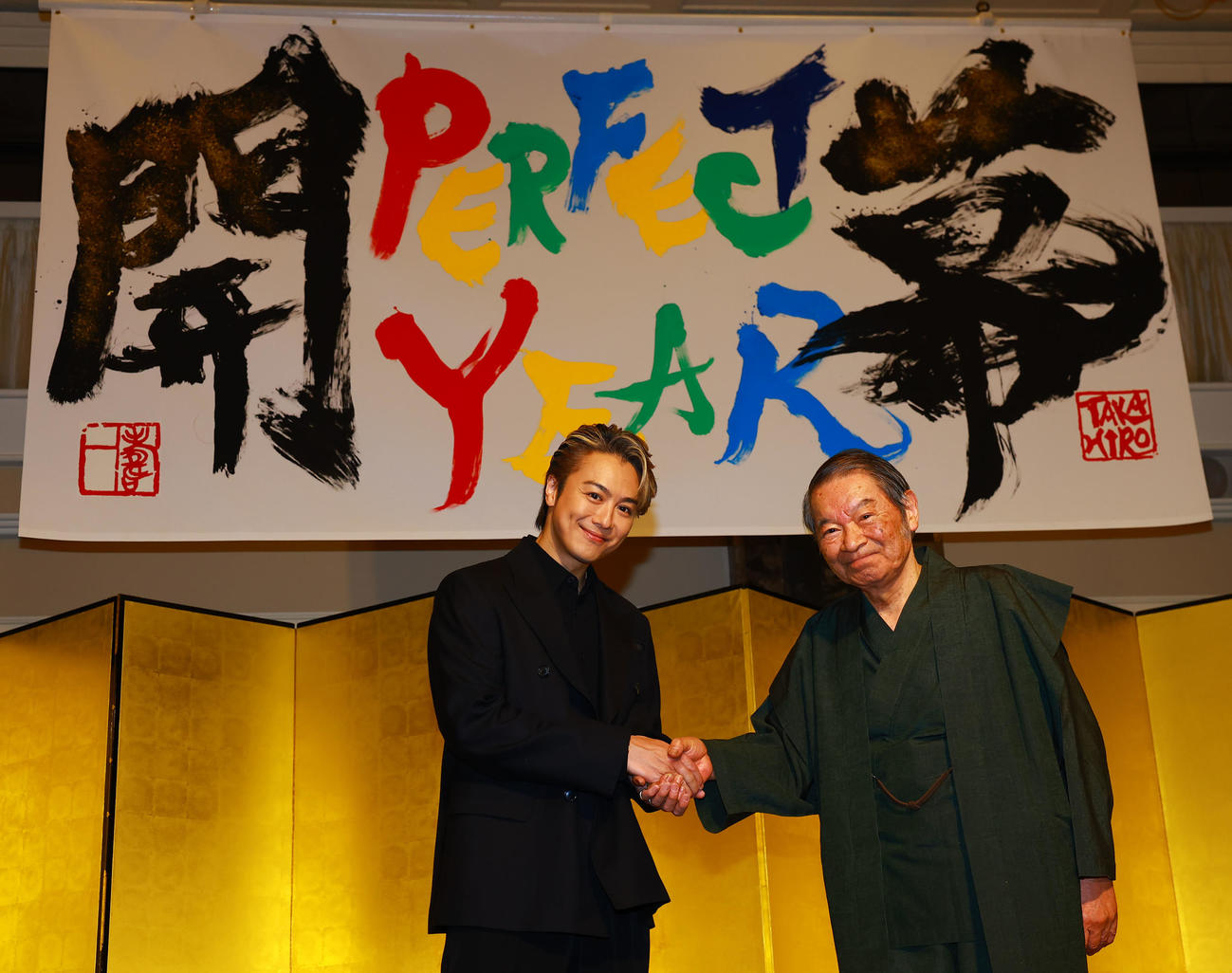 「LDH PERFECT YEAR 2026」開幕記者会見で、SYOINGアーティストの吉川壽一氏（右）と書き初めを披露したEXILEのTAKAHIRO（撮影・野上伸悟）