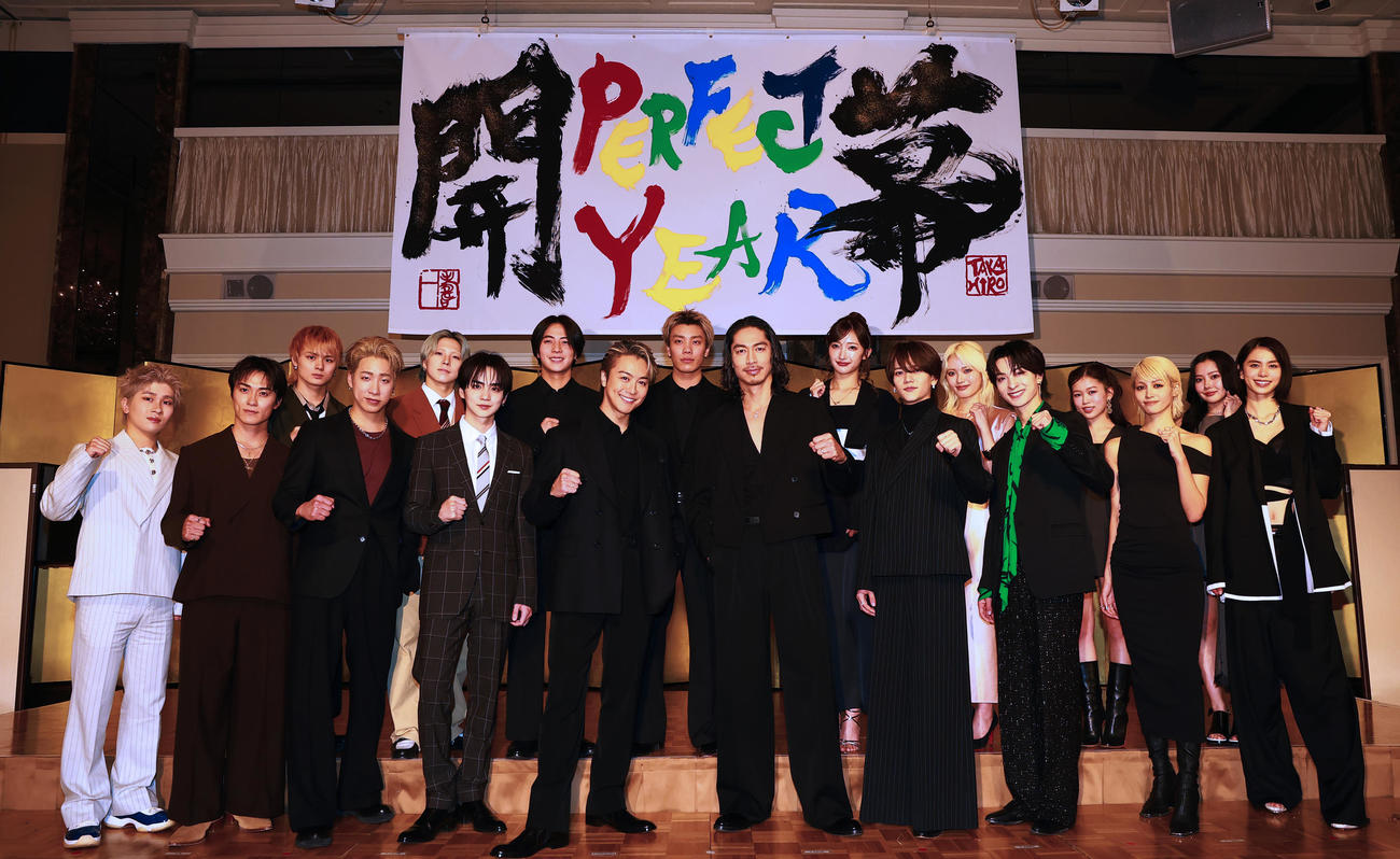 「LDH PERFECT YEAR 2026」開幕記者会見に登場した、前列左から奥田力也、砂田将宏、陣、吉野北人、TAKAHIRO、AKIRA、中島颯太、木村慧人、KAEDE、佐藤晴美、後列左から岡尾琥珀、夫松健介、中村竜大、岩城星那、小川桜花、鶴屋美咲、YUNA、HINATA（撮影・野上伸悟）