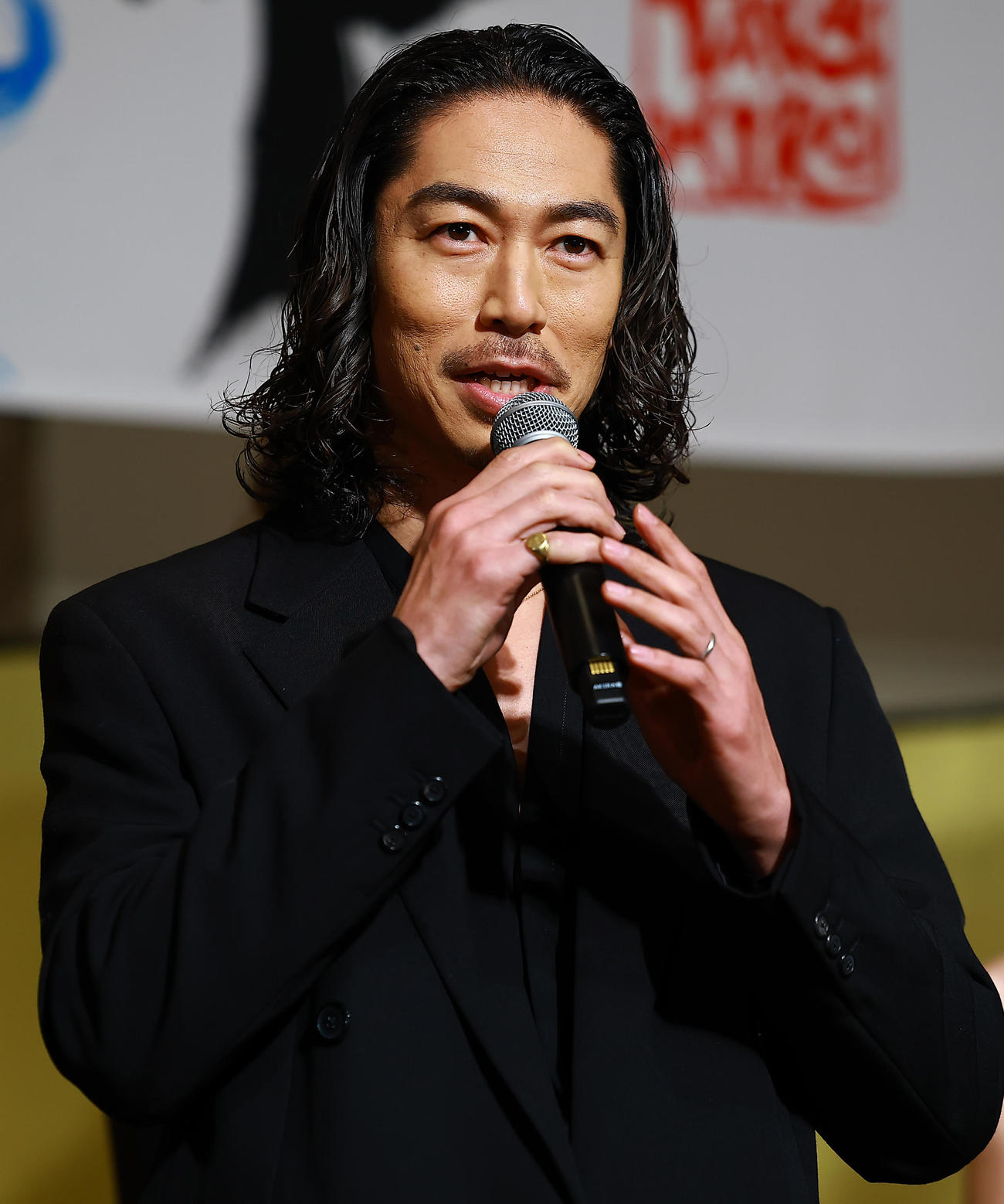 「LDH PERFECT YEAR 2026」開幕記者会見で、SYOINGアーティストの吉川壽一氏（右）と書き初めに臨むEXILEのTAKAHIRO（撮影・野上伸悟）