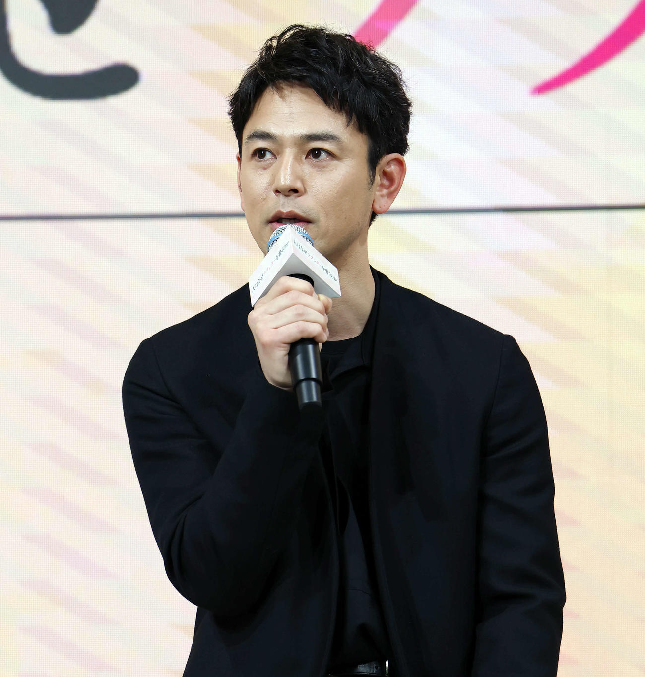 映画「人はなぜラブレターを書くのか」完成報告会に登壇し、話す妻夫木聡（撮影・山本朝陽）