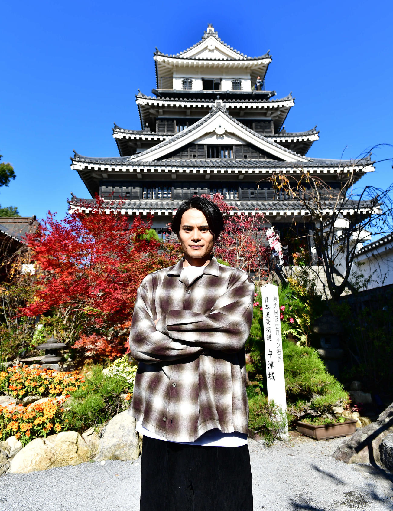 大分県のプロモーションムービー撮影で中津城を訪れた近藤雄介（撮影・松尾幸之介）