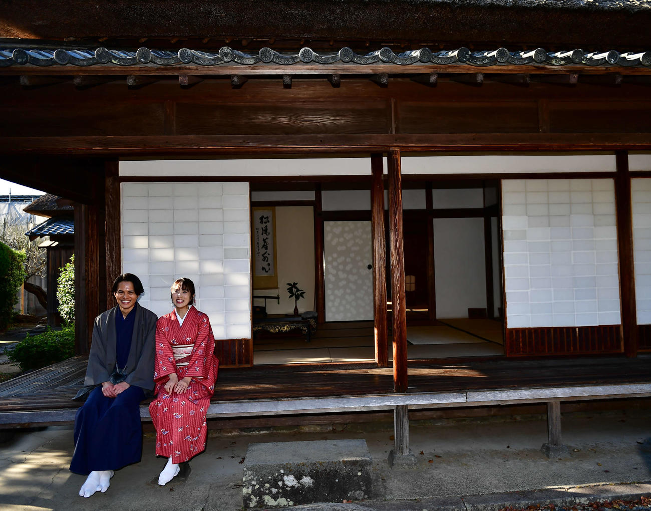 大分県のプロモーションムービー撮影で杵築城下町を訪れた近藤雄介（左）と小野薫（撮影・松尾幸之介）