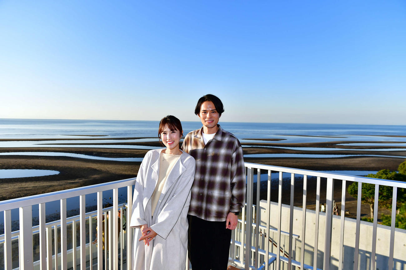 大分県のプロモーションムービー撮影で真玉海岸を訪れた近藤雄介（右）と小野薫（撮影・松尾幸之介）