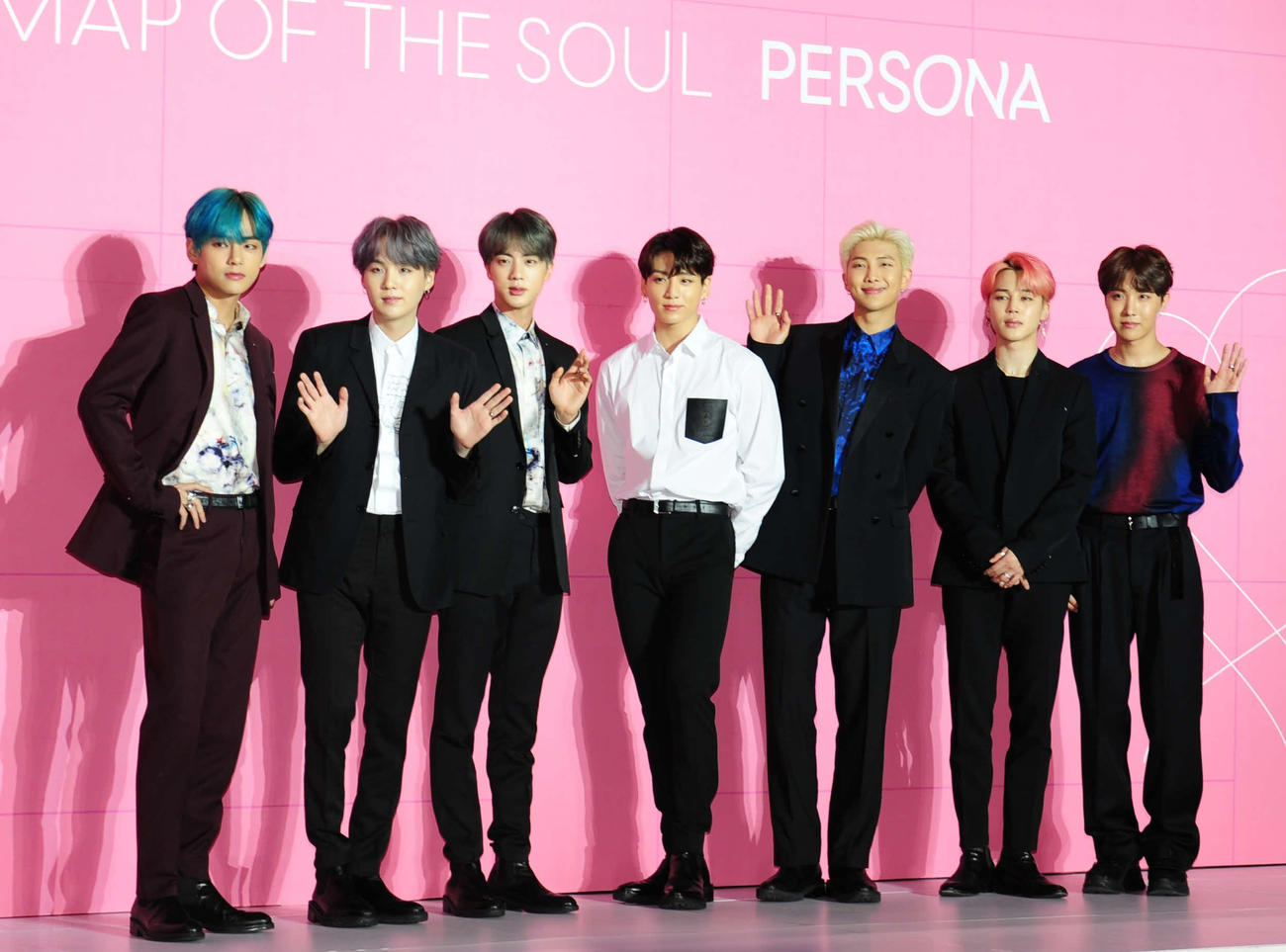 BTSの左からV（ブイ）、シュガ、ジン、ジョングク、RM、ジミン、ジェイホープ（2019年撮影）