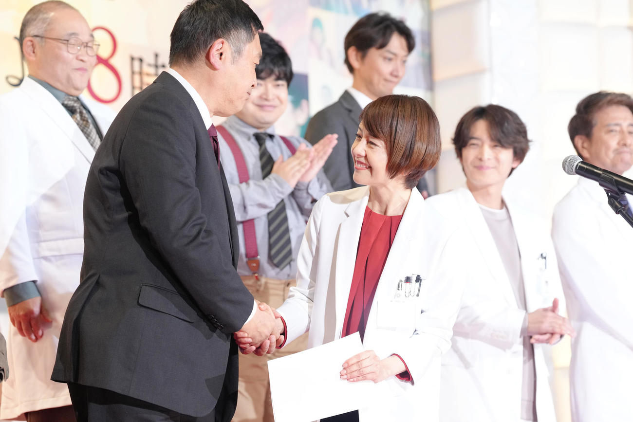 感謝の手紙を読み終えた沢口靖子（右）は内藤剛志ら共演者と握手を交わす（撮影・足立雅史）