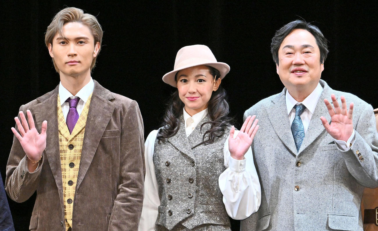 記念撮影する、左から橋本良亮、沢尻エリカ、六角精児（撮影・滝沢徹郎）