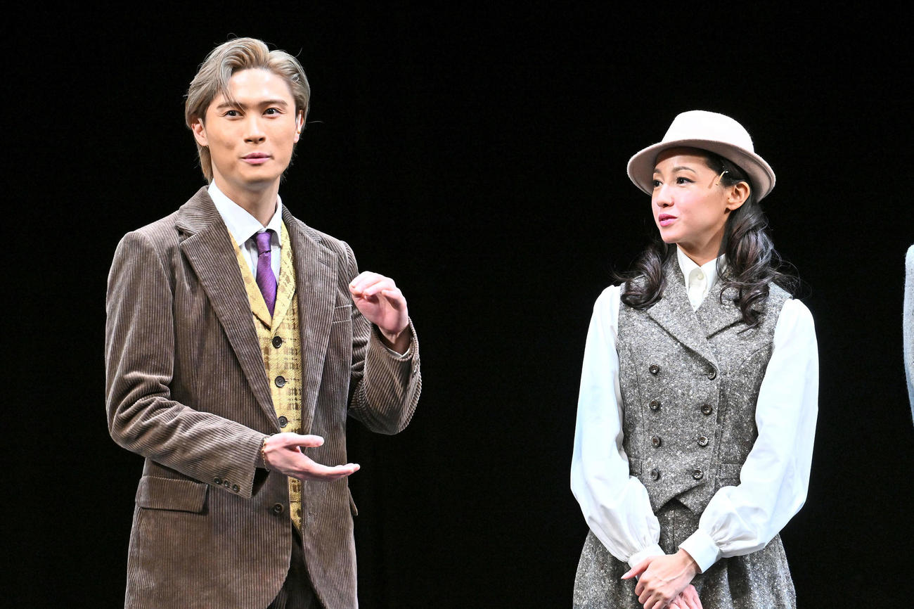 取材会でトークする橋本良亮（左）と沢尻エリカ（撮影・滝沢徹郎）