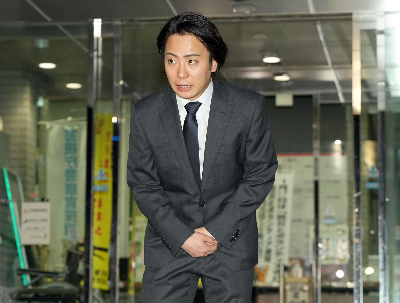 釈放される中村鶴松（撮影・たえ見朱実）