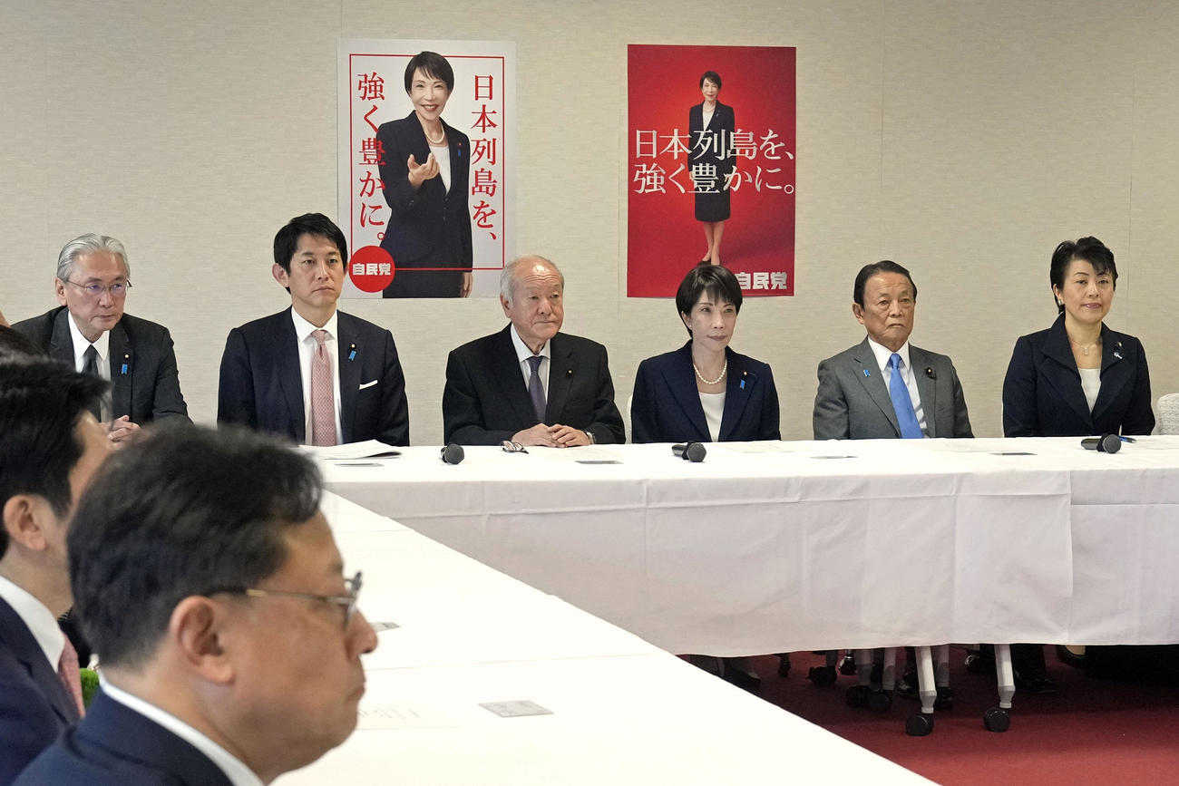 自民党役員会に臨む高市首相（右から3人目）ら（共同）
