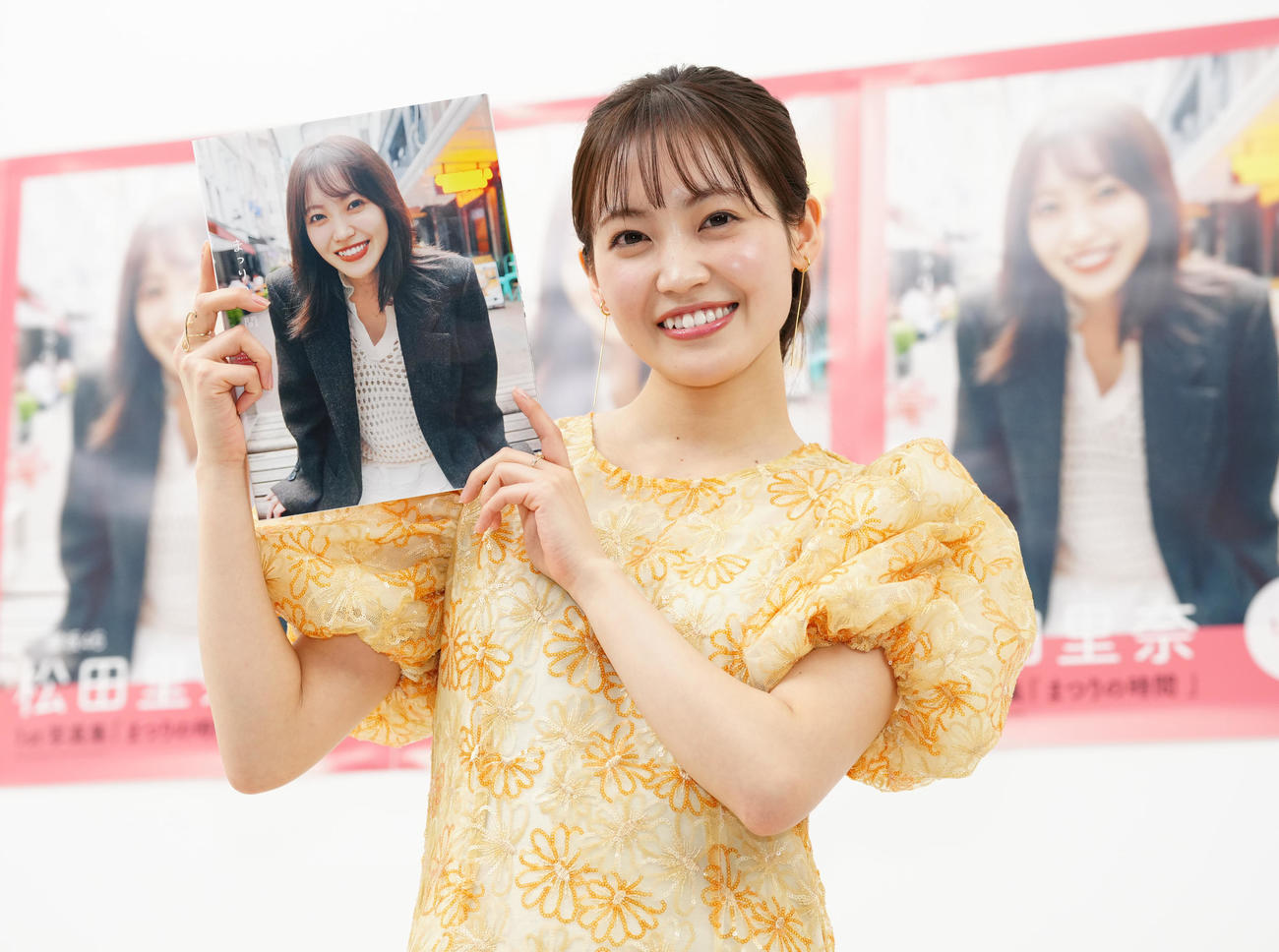 ファースト写真集「まつりの時間」を手に笑顔の櫻坂46松田里奈（撮影・鈴木みどり）