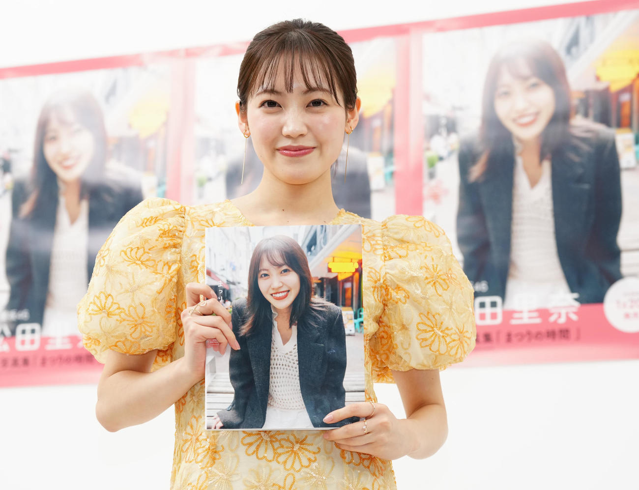 ファースト写真集「まつりの時間」を手に笑顔の櫻坂46松田里奈（撮影・鈴木みどり）