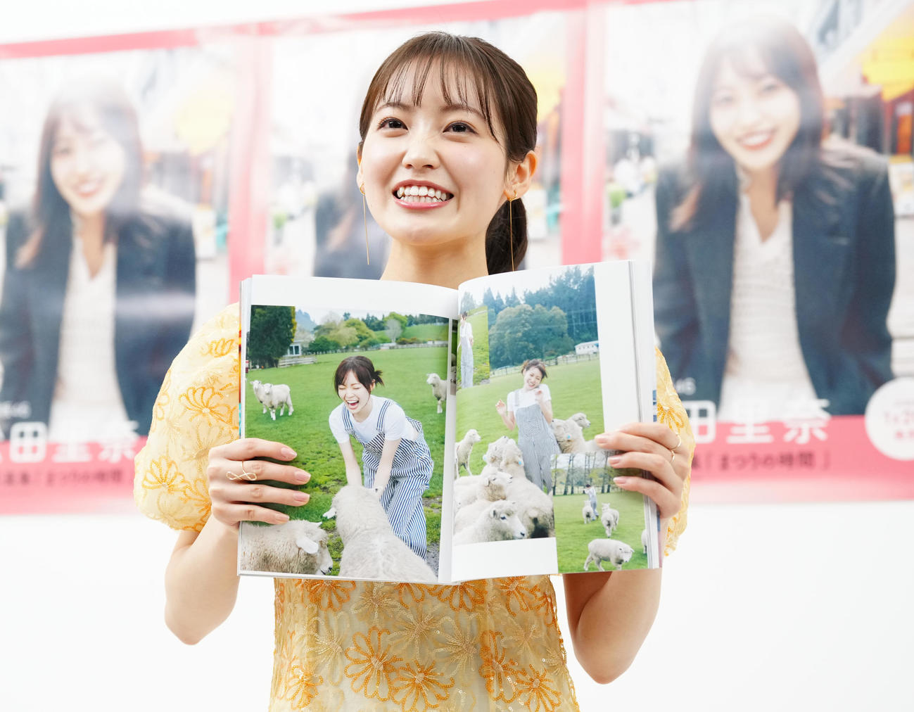 ファースト写真集「まつりの時間」のお気に入りカットを笑顔で見せる櫻坂46松田里奈（撮影・鈴木みどり）