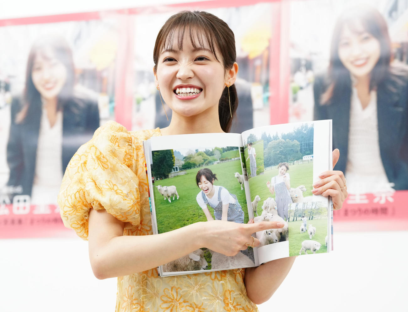 ファースト写真集「まつりの時間」のお気に入りカットを笑顔で見せる櫻坂46松田里奈（撮影・鈴木みどり）
